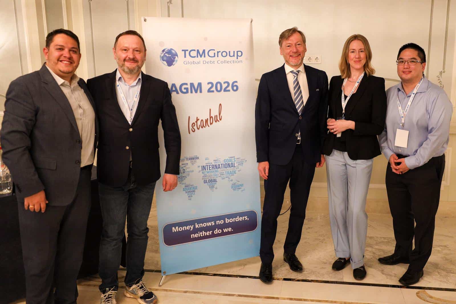 Grupa profesjonalistów na konferencji Debtus i TCM Group w Istambule.
